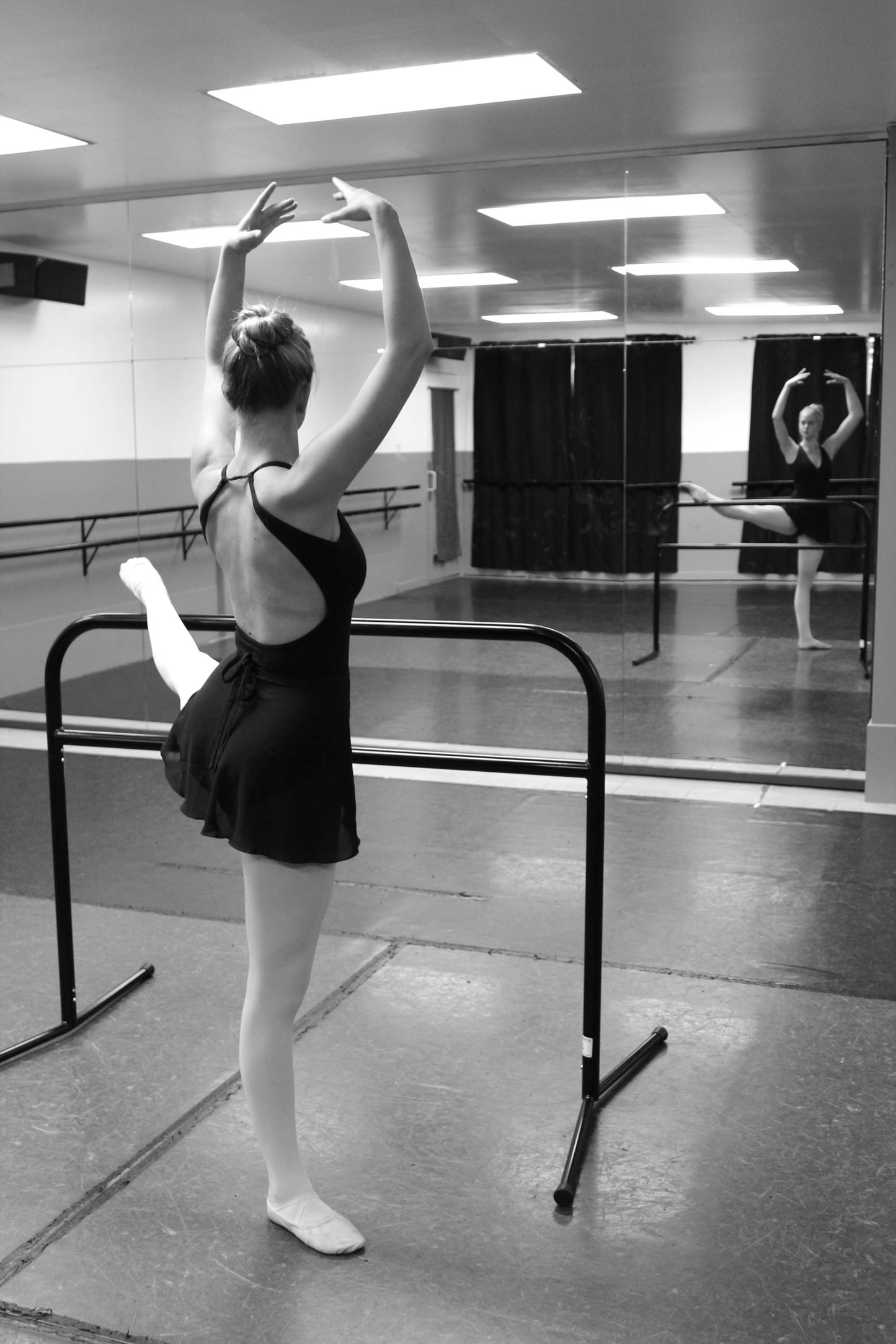 Rosco PortaBarre™ - Commercial Portable Barre 4.5FT (1.37 Metre) with Custom Carry Case (only 6.8kg)